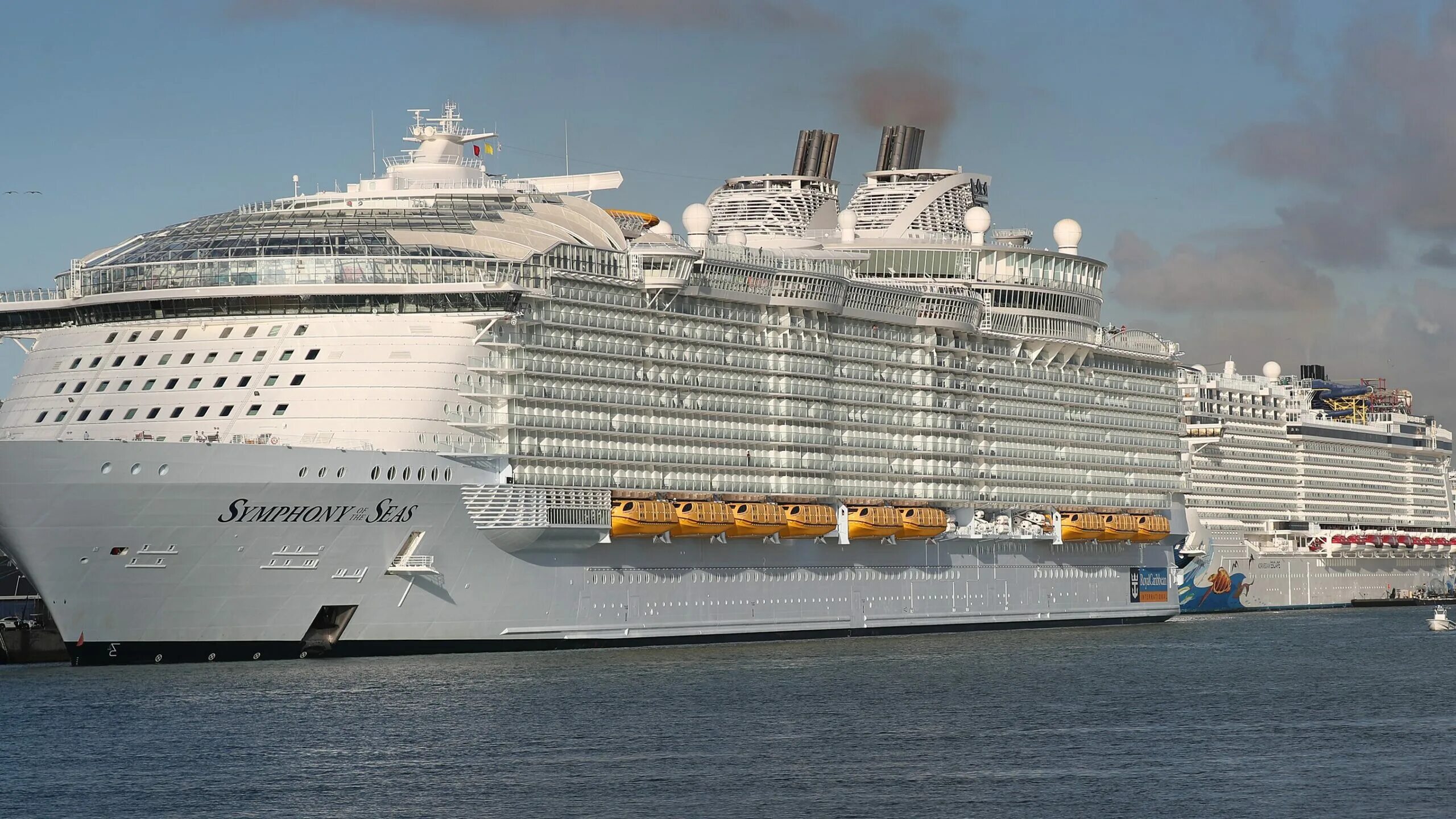 Royal Caribbean-dan “Symphony of the Seas”. Symphony of the Seas круизный лайнер. Самый большой круизный лайнер в Майами. Voyager of the Seas.