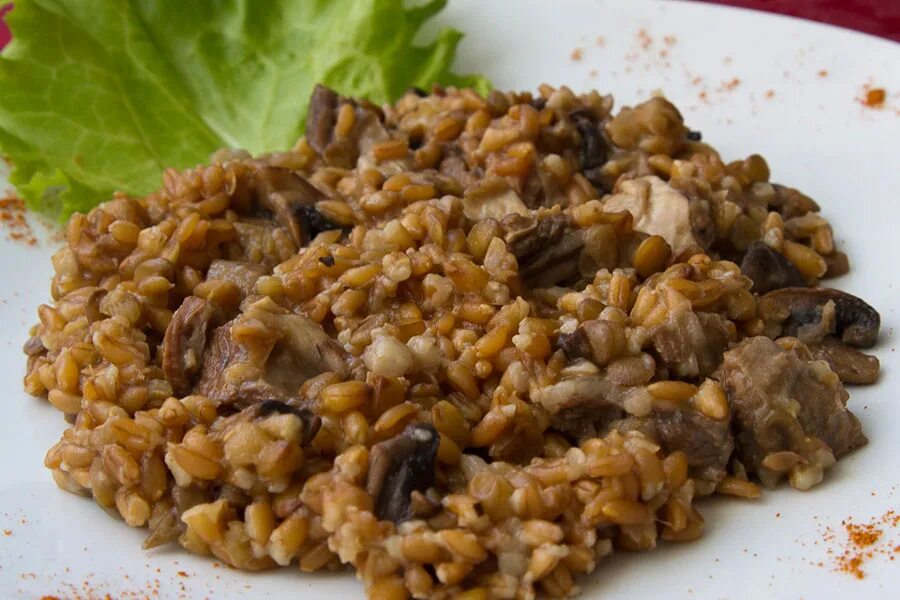 Плов из крупы полба. Плов из полбы с курицей. Плов по крымски с виноградом. Плов ачар с грибами. Плов из полбы.