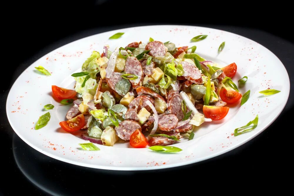 Салат с фасолью и ветчиной. Салат царская охота. Салат копейка с охотничьими колбасками. Охотничьи колбаски на сковороде. Салат фасоль колбаса морковь.