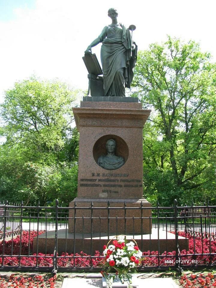 Памятник н. м. Карамзину. Карамзин памятник в Ульяновске.