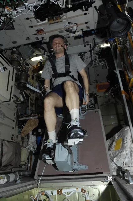 тренажеры для космонавтов в космосе. невесомости для детей имитация. тренировка космонавтов на мкс. велоэргометр мкс. тренажеры в космосе.