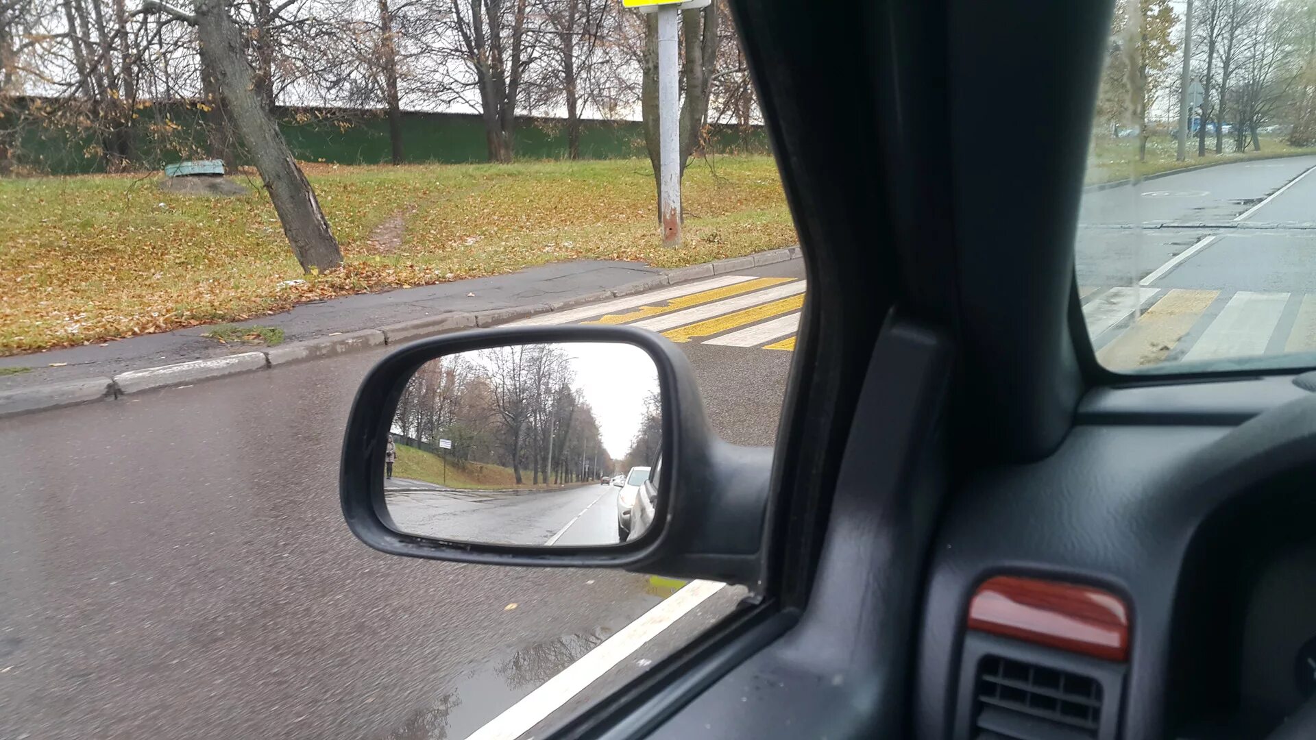 Водительское зеркало на JMC 23211k. Водительское зеркало. Зеркальное вождения. Вид из водительского зеркала.