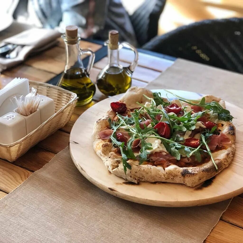 пицца коллаж. вкусный обед. шашлык вид сверху. европейская кухня блюда. комплексный обед.