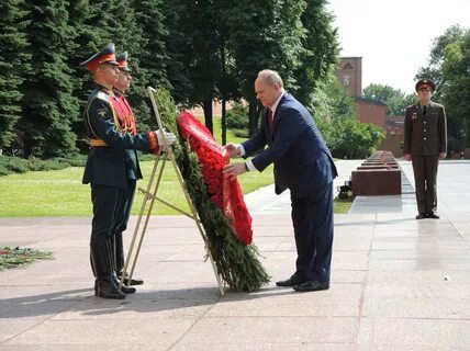 Возложение неизвестному солдату