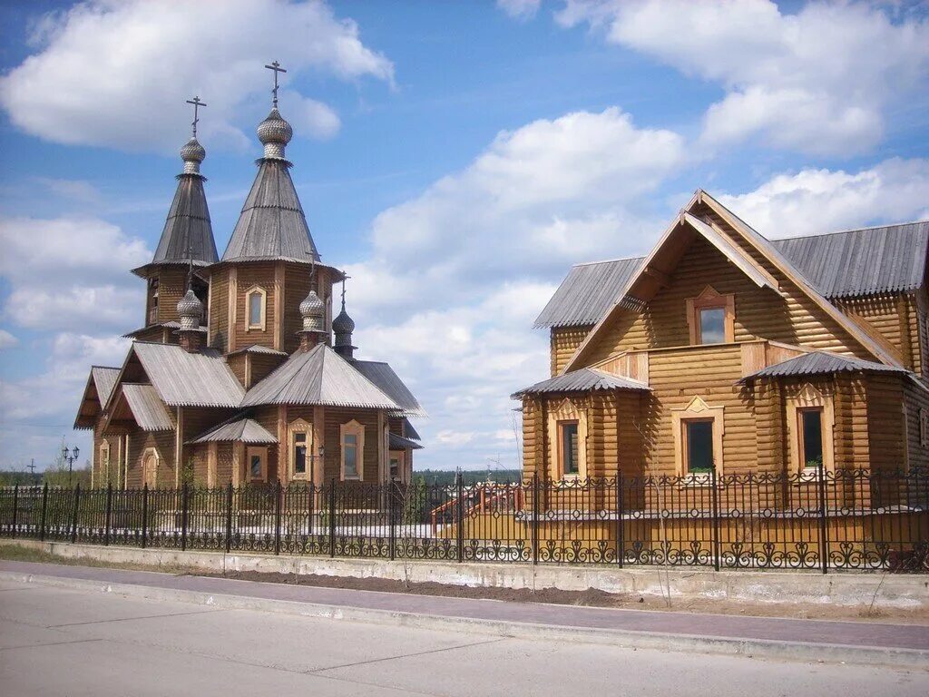 Кинотеатр ленск. Ленск храм святителя Иннокентия. Ленск Саха Якутия. Церковь город Ленск. Церковь в г.Ленск Якутия.