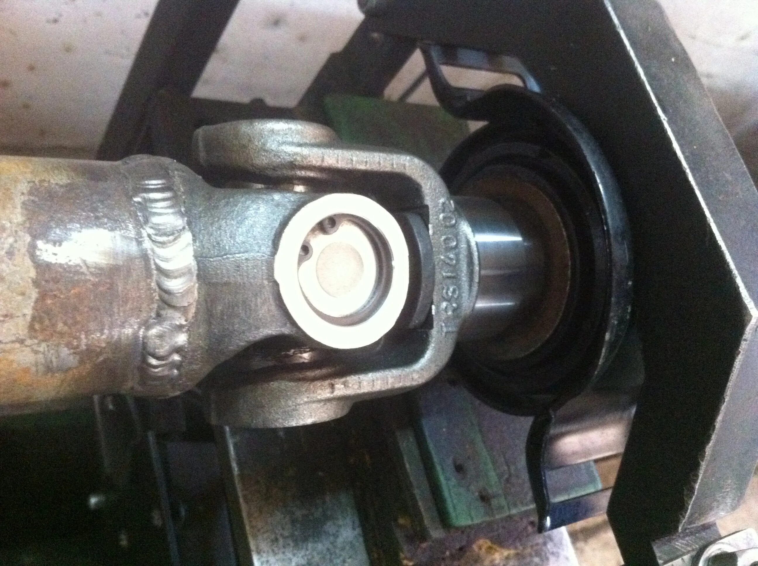 Подшипник кардана рено сценик rx4. Вал карданный рено гранд сценик 4х4. Карданный вал рено логан 1. Рено сценик подвесной подшипник. Замена подвесного подшипника scenic 2.