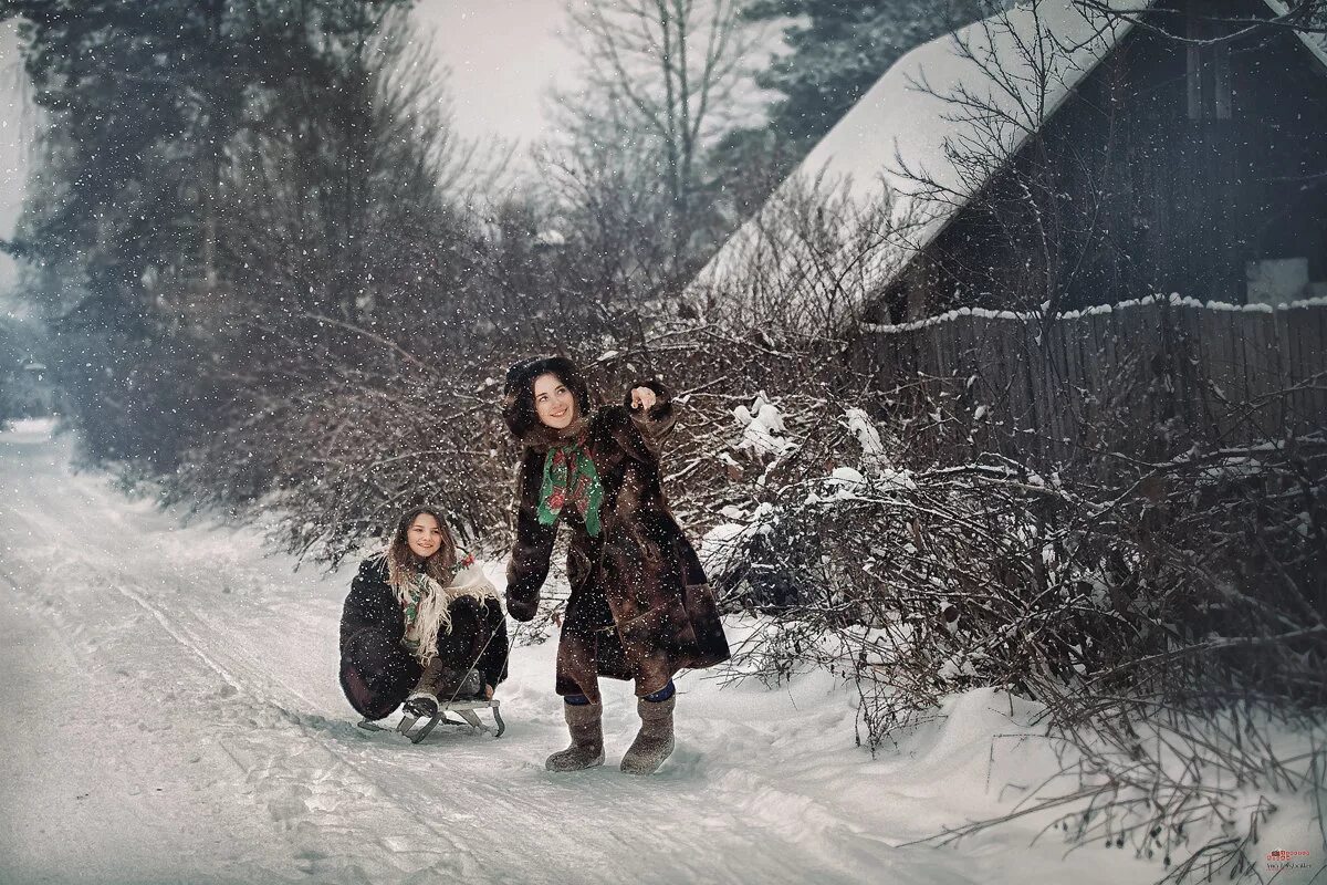 Девушка в деревне зимой. Девочка в деревне. Дети зимой в деревне. Фотосессия в деревне зимой. Сельский смех