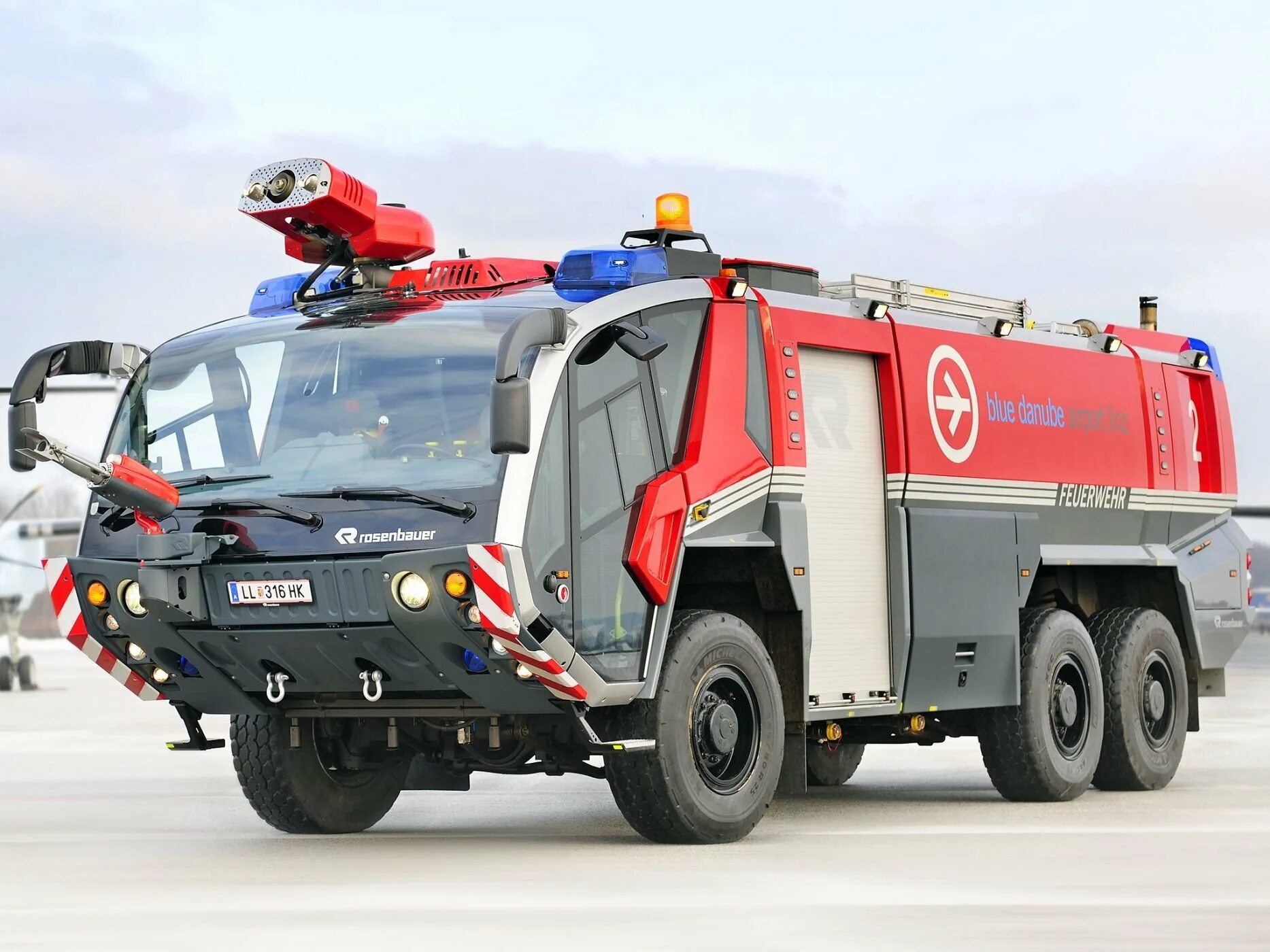 Аэродромная пожарная машина Rosenbauer. Пожарная машина Rosenbauer Panther. Аэродромный пожарный автомобиль Rosenbauer. Пожарная машина аэропорта Rosenbauer Panther.