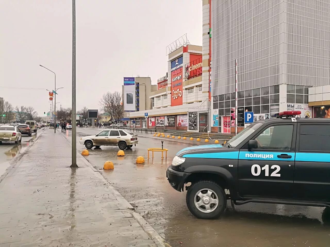 Трц заминирован. City Center Уральск. Уральск ураган полиция машина. Торговые центры в Уральске сегодня. Мой город Уральск новости.