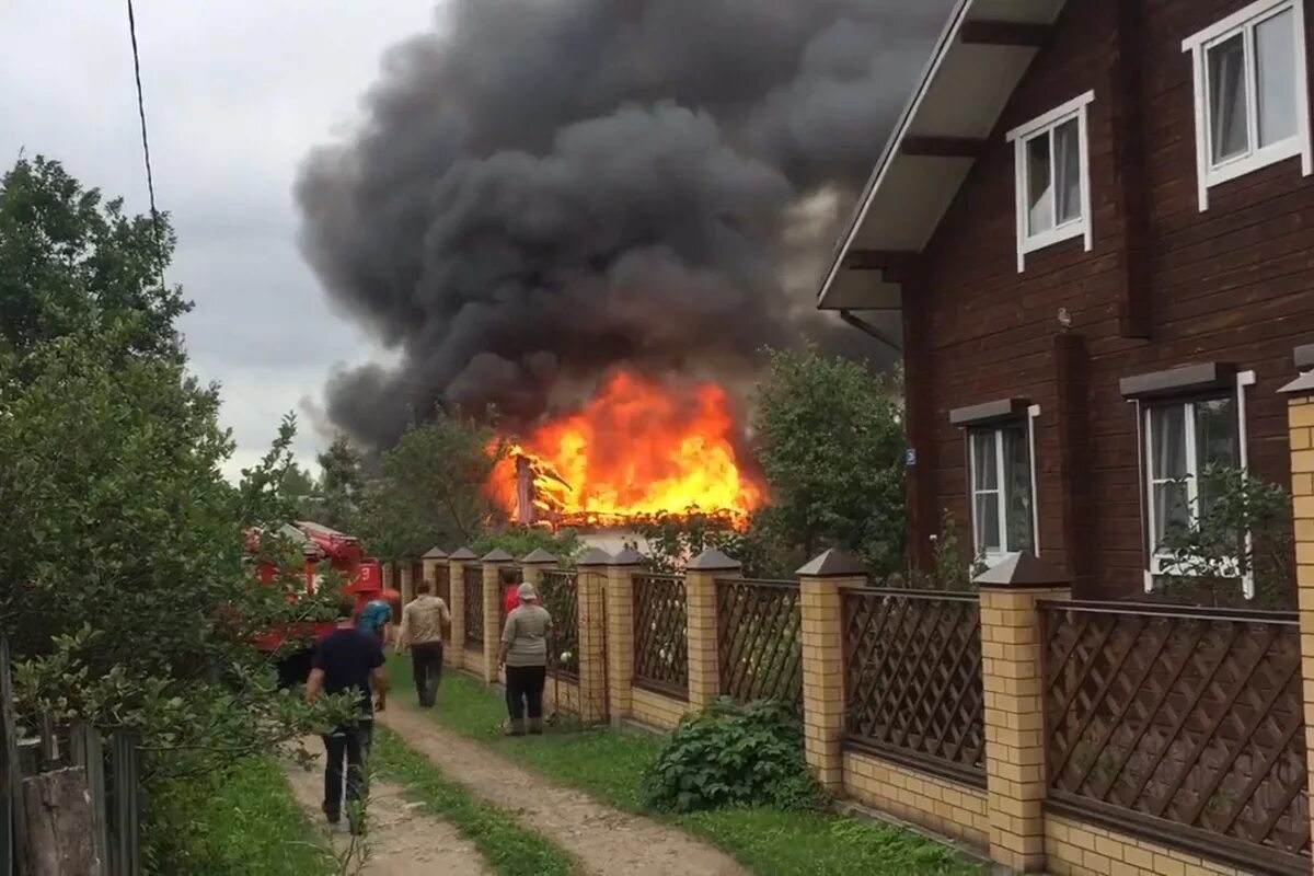 Дом в собственности сгорел. Казань пожар СНТ Заречье. Пожар в СНТ. Пожар в дачном доме. В СНТ сгорел дом.