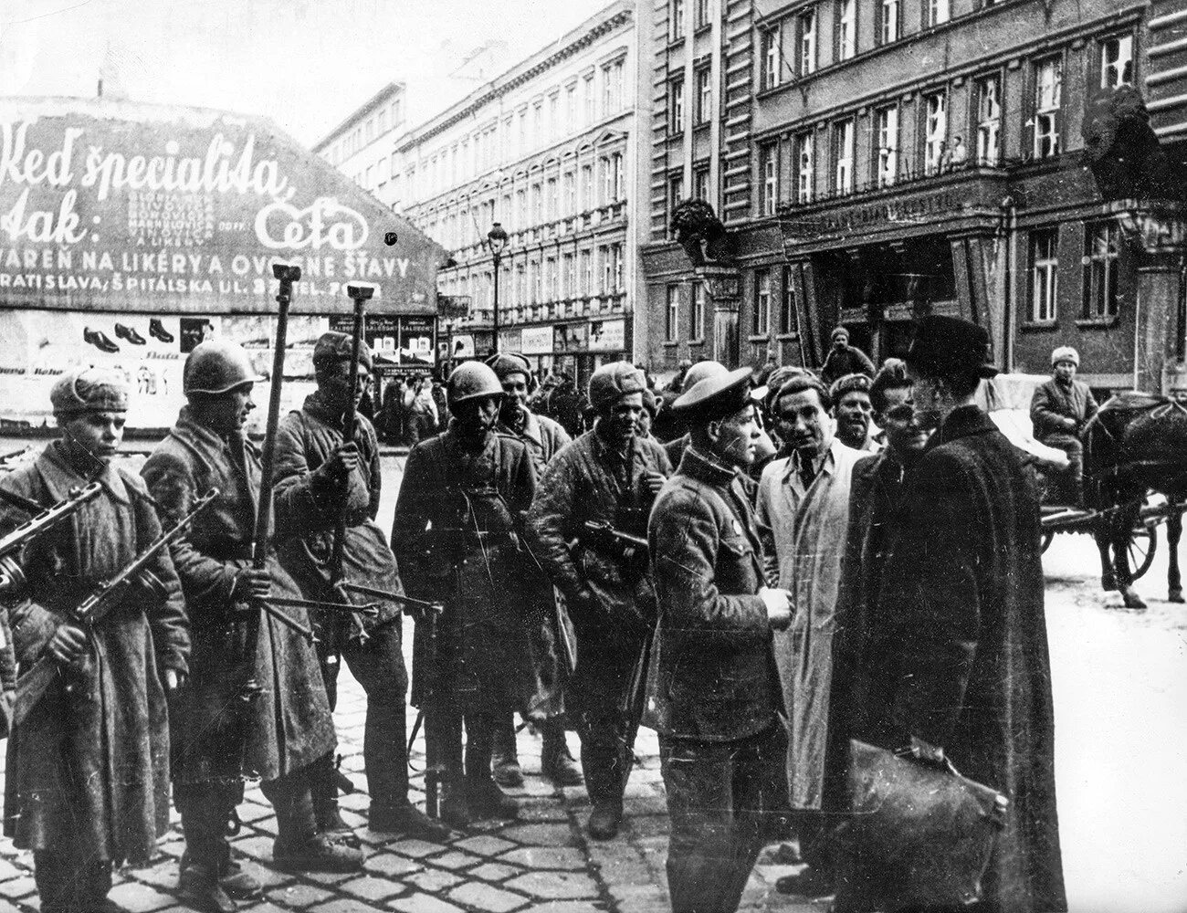 Освобождение Братиславы советскими войсками. 1945. Освобождение Братиславы 4 апреля 1945. Советские войска освободили Братиславу. Освобождение Братиславы 1945 фото. Освобождение красной армией европы операции