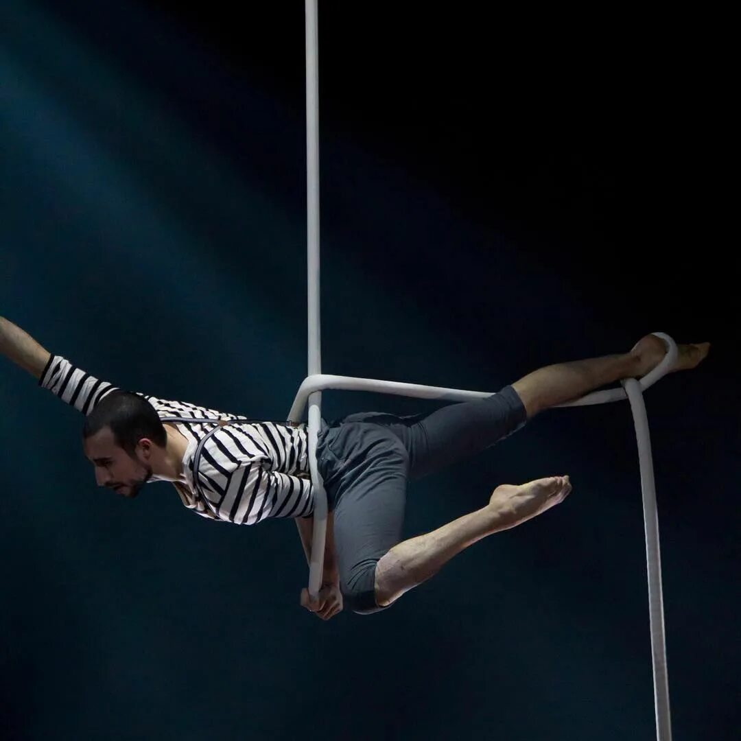 Гимнастка на канате. Воздушные полотна. Гимнастка на канате. Акробатика на веревках. Девушка на воздушных полотнах.