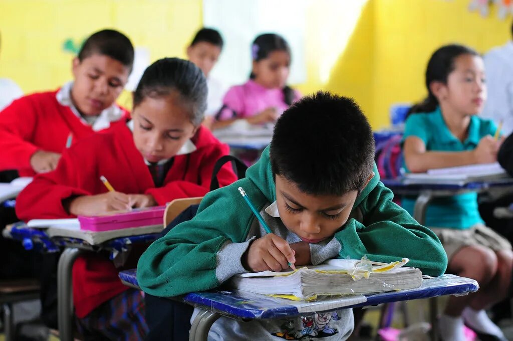 Escuela картинка для детей. Колумбия школа. Комикс про класс. Bien educado. Escuela de artes urbanaут штеукшщкуы.