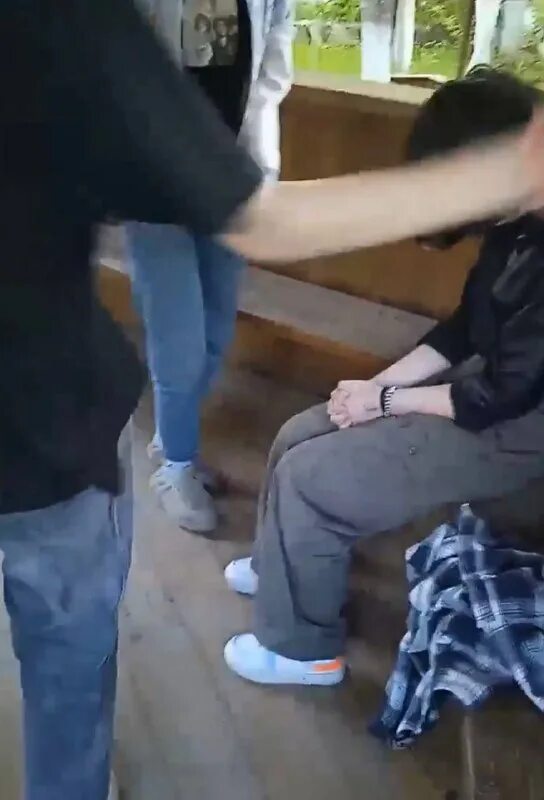 Девушка избивает девушку. Заставили извиняться на коленях. Унижение девушек толпой. Унижение девушек толпой. Избиение одноклассницы в школе.