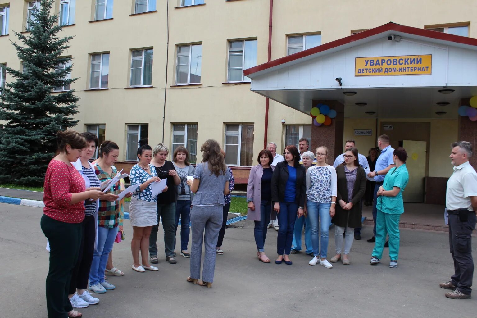 школа интернат дети. бывший интернат. школа для сирот. бывший интернат. интернат для детей.