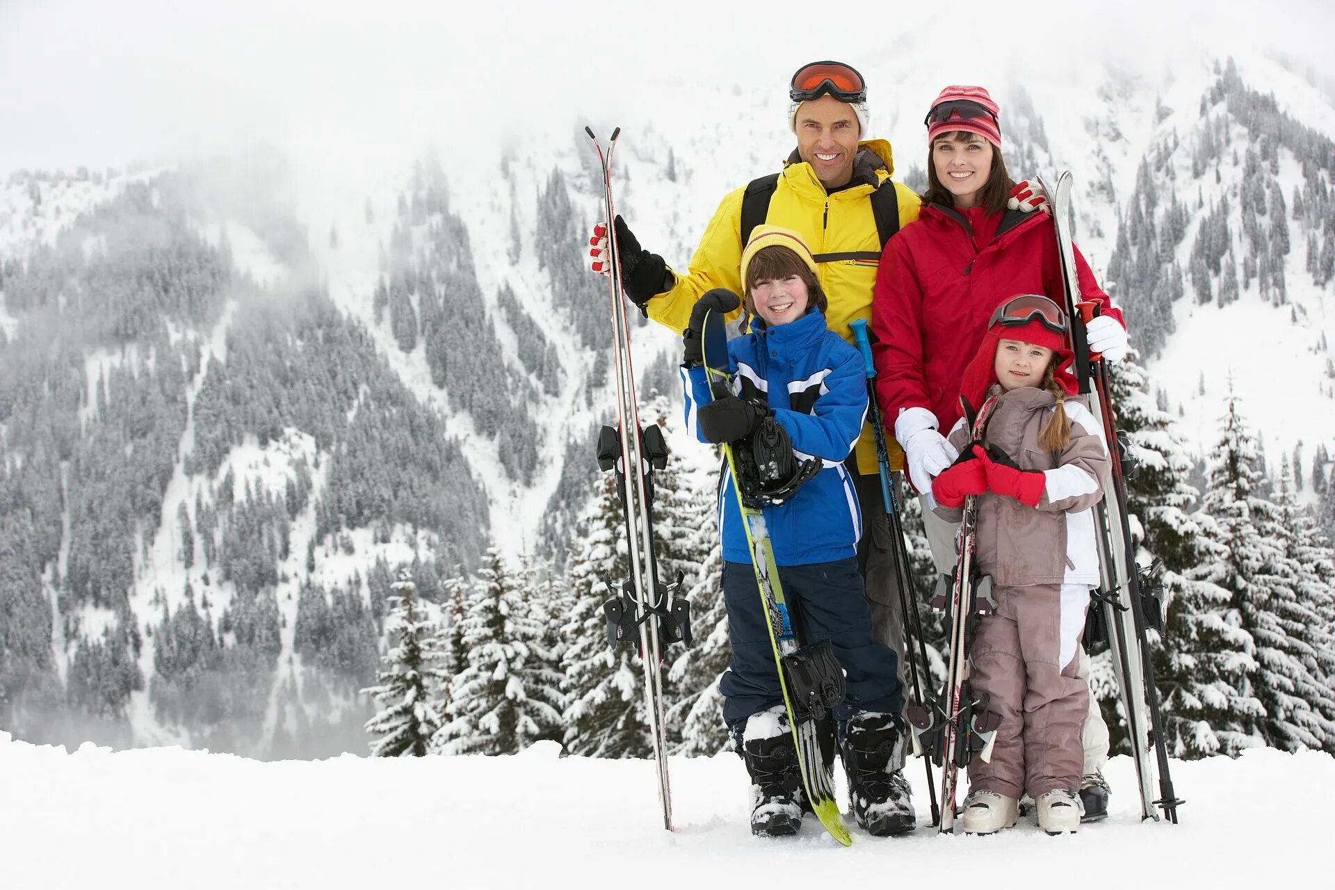 Семья на лыжах. Прогулка на лыжах. Прогулка семьей на лыжах. Семья с детьми на лыжах. Семья лыжников