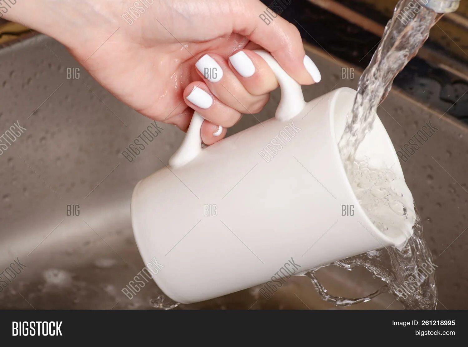 Wash cup. Мытье чашки. Помыть чашку. Мытье кружки. Моет кружку.