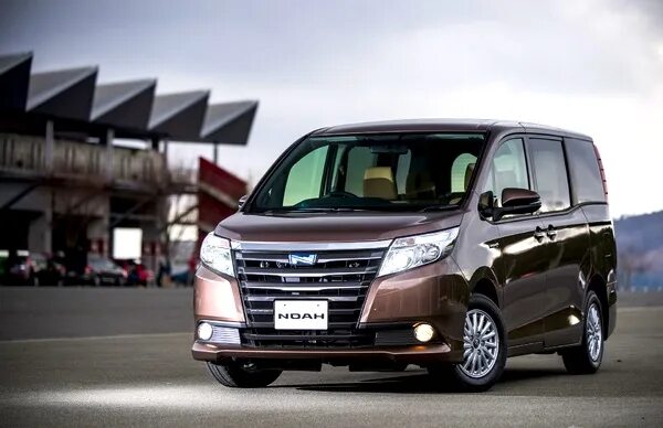Toyota sienna 2018. Минивэны 2014. Toyota voxy 2023. Минивэн хонда одиссей 2014. Минивэны 2014.