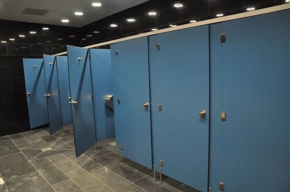 Сантехнические перегородки hpl 12 мм. Туалетные перегородки из hpl пластика. Сантехнические перегородки ирлайн. Душевой кабины из пластика. Кабинки из пластика.