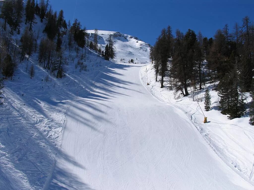 Skiing track. Горнолыжный склон. Горный склон зимой. Горнолыжная трасса. Снежный склон.