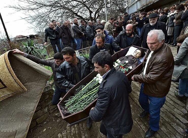 Сколько погибло армян. Похороны у азербайджанцев.