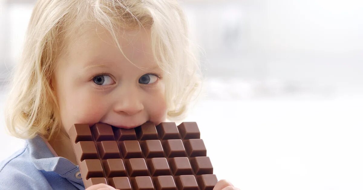 Девочка с шоколадкой. Сладости для детей. Шоколадные конфеты для детей. Я сладкая шоколадка
