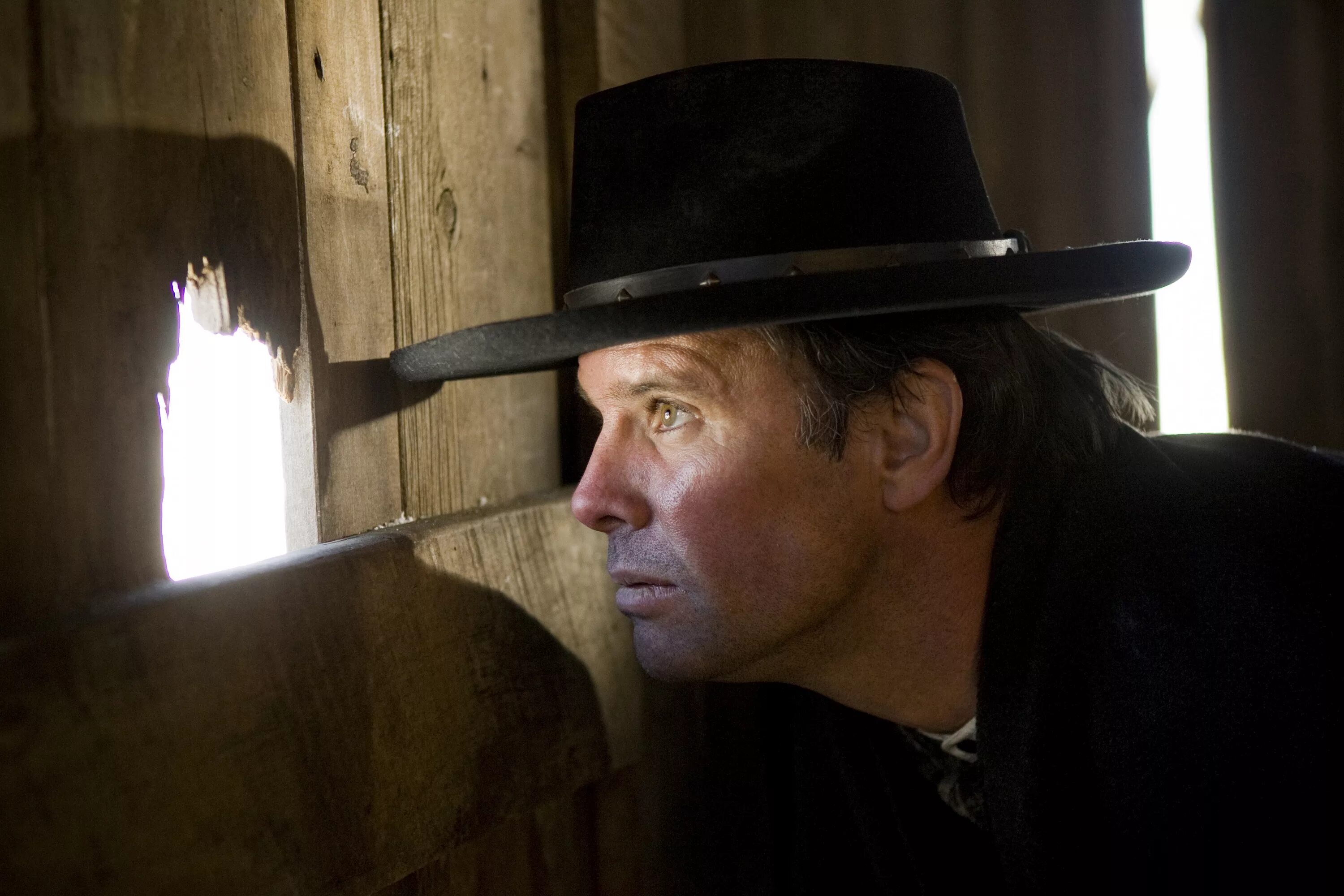 Тарантино в фильме омерзительная восьмерка. Омерзительная восьмерка (2015) the hateful eight. Курт рассел омерзительная. Омерзительная 8ка. Омерзительная 8ка.