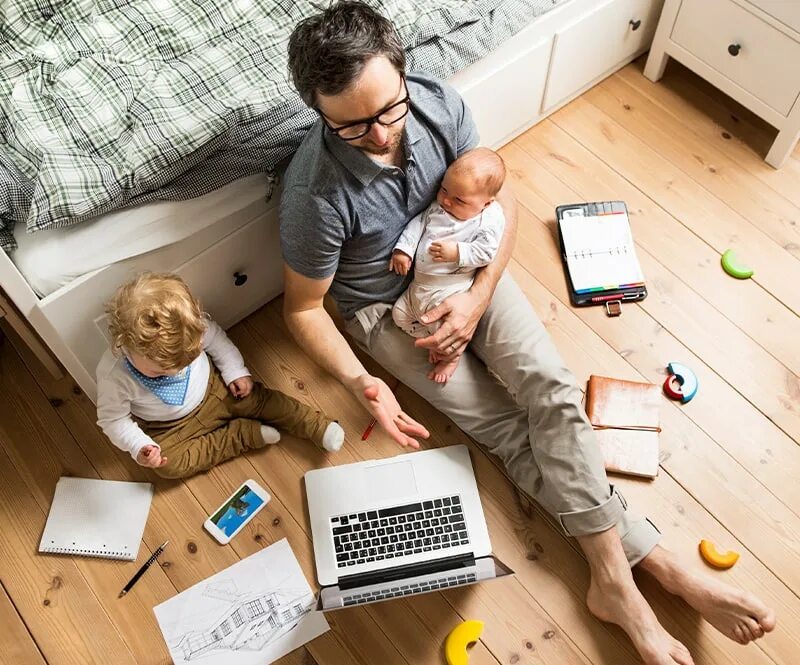 Daddy working. Мужчина в декрете. Работа с детьми. Мужчина дома с ребенком. Удаленная работа с детьми.