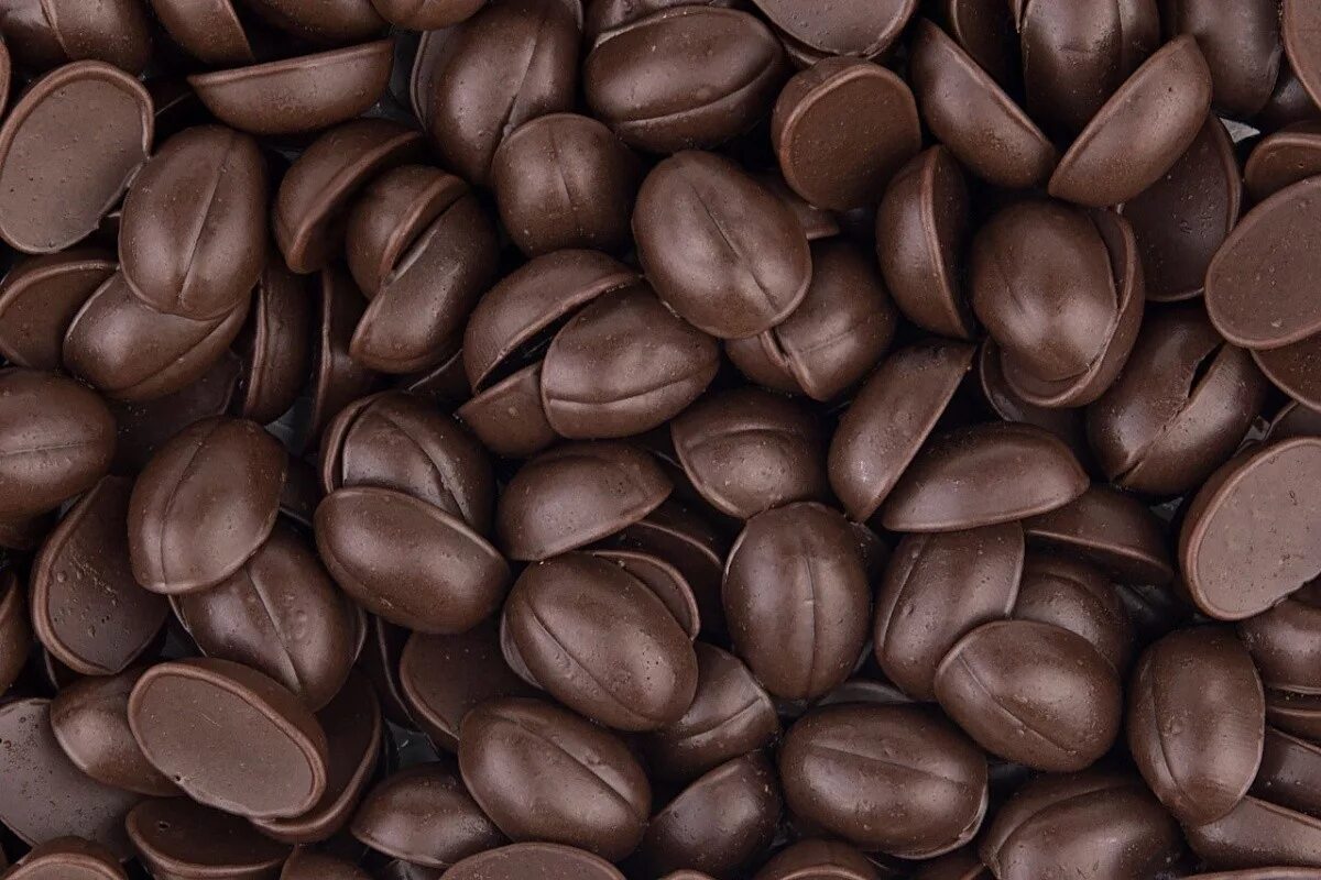 Зерна шоколада. Кофейные зерна. Шоколадные кофейные зерна. Зерна кофе в шоколаде. Кофейные зерна в глазури.