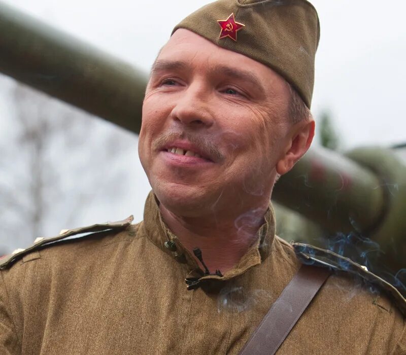А жизнь и катится гарик. Гарик сукачев лейтенанты. гарик сукачев в армии. сукачев страдания. гарик сукачев военные песни.