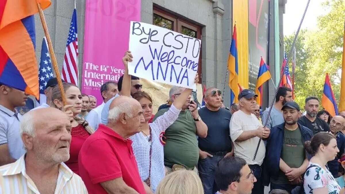 Протесты в армении 2022. Митинги во франции. Армения вышла из одкб. Армения вышла из одкб. Протесты в армении 2022.
