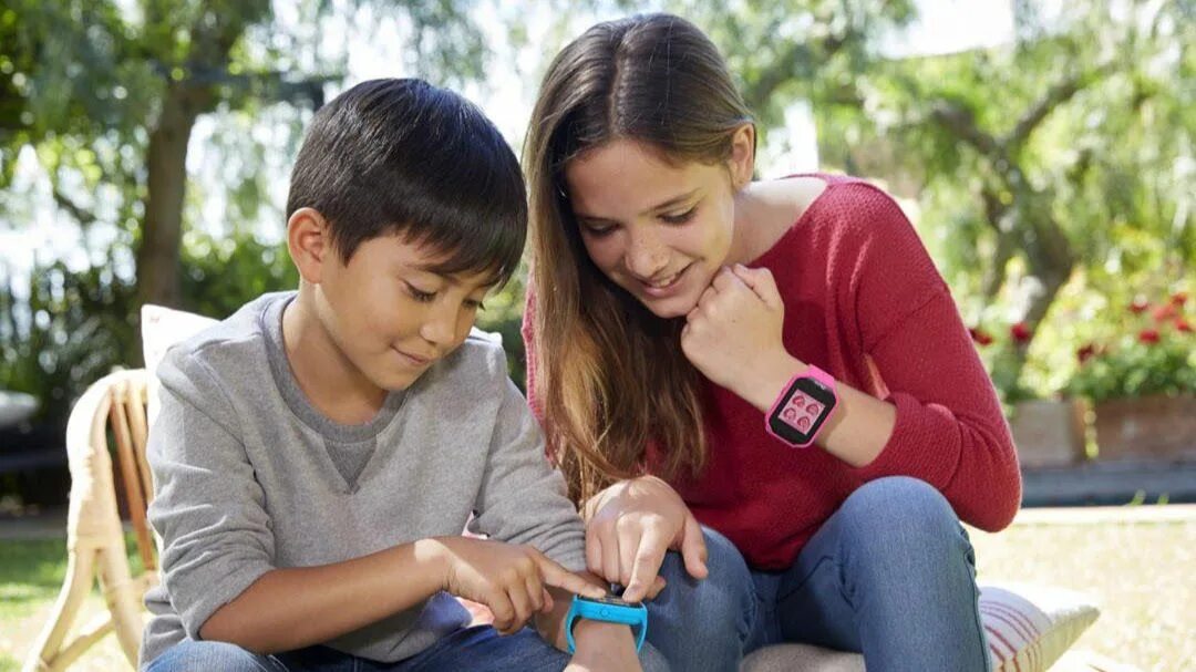 Better children. SMARTKIDS Max (2020) фото. Children wearing children's watches. Child pressing watch. Smart for Kids.