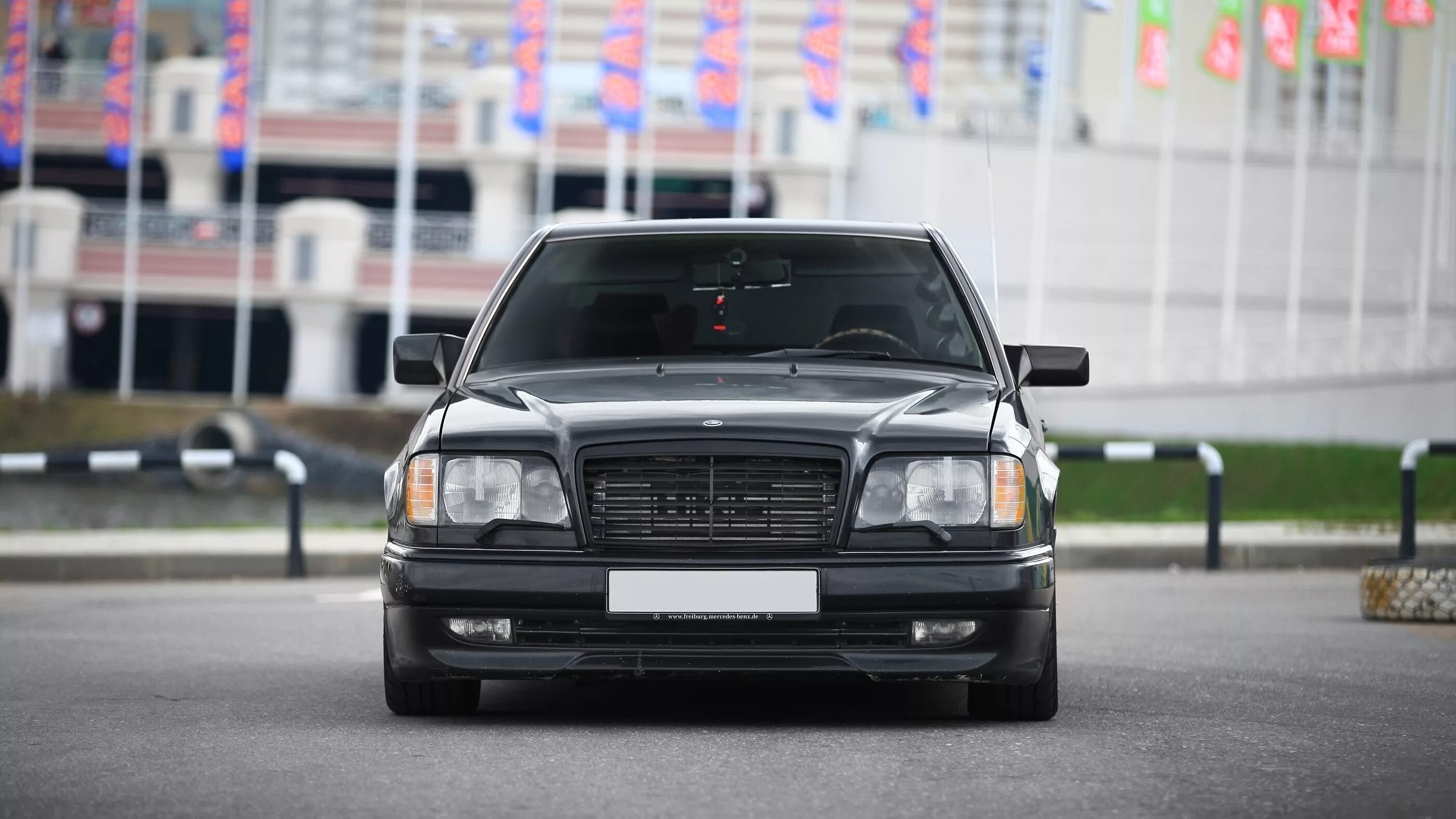 Mercedes benz w124 e500. Mercedes w140 s600. 124 человек. мерседес w124 и 140. мерседес w124.