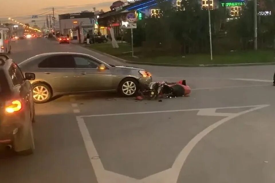 Сотрудники разбились. Авария в Краснодаре вчера. Настоящую машину на улице.