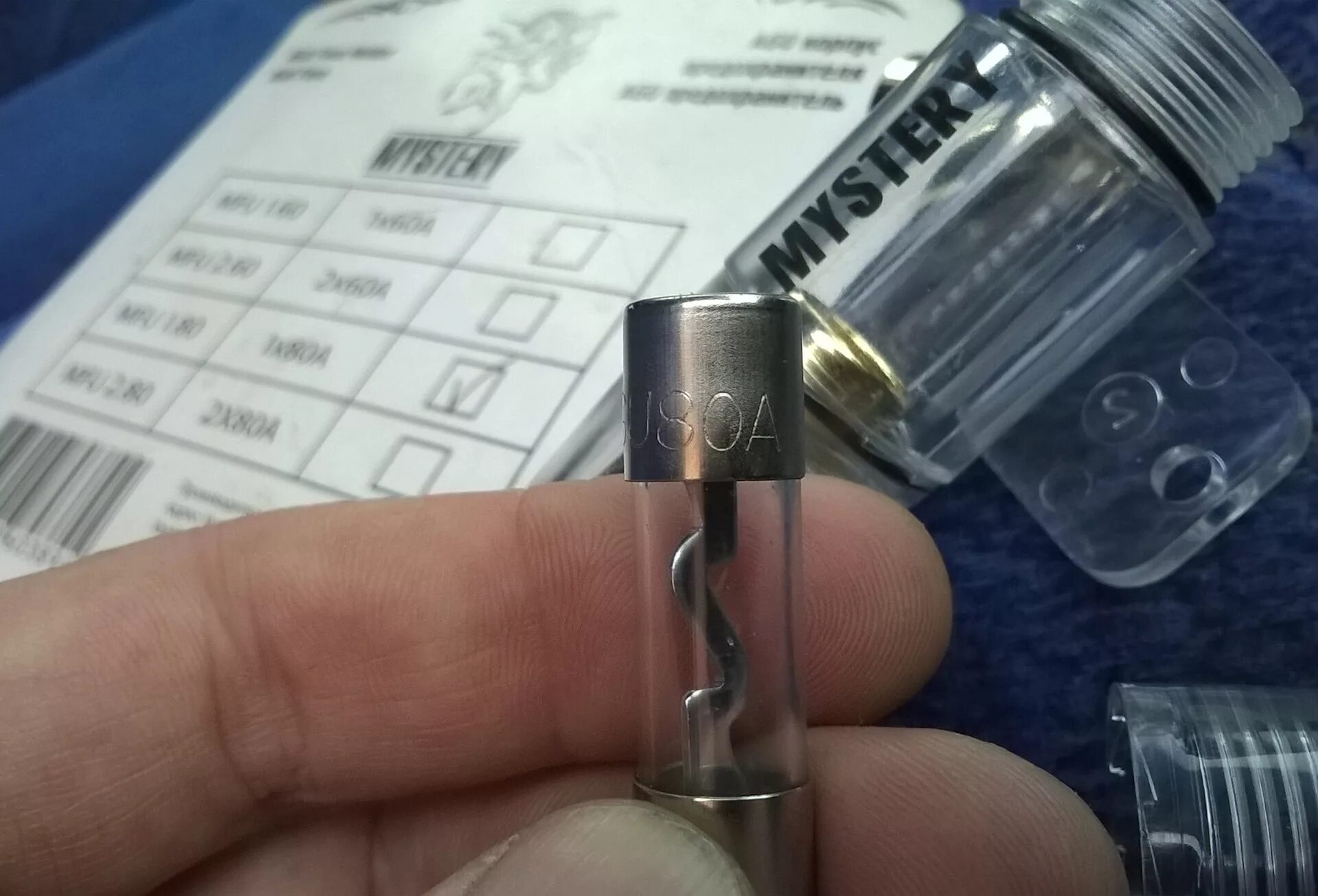 Предохранитель дворников lada priora 2. Монтажный блок лада ларгус. Силовой провод автозвук лачетти. Предохранитель спидометра приора 2007. Расположение предохранителя на силовой кабель автозвук приора 1.