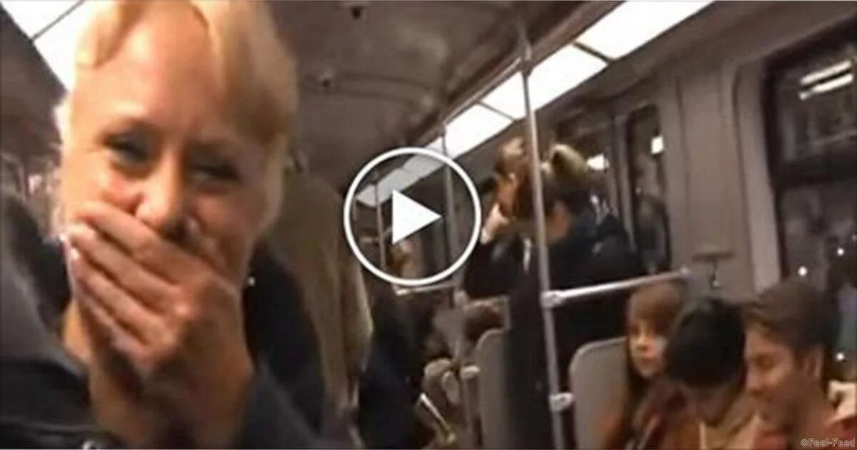 мужик смеется в метро. двое в метро смеются. смеется в метро. смеяться. смех в берлинском метро.