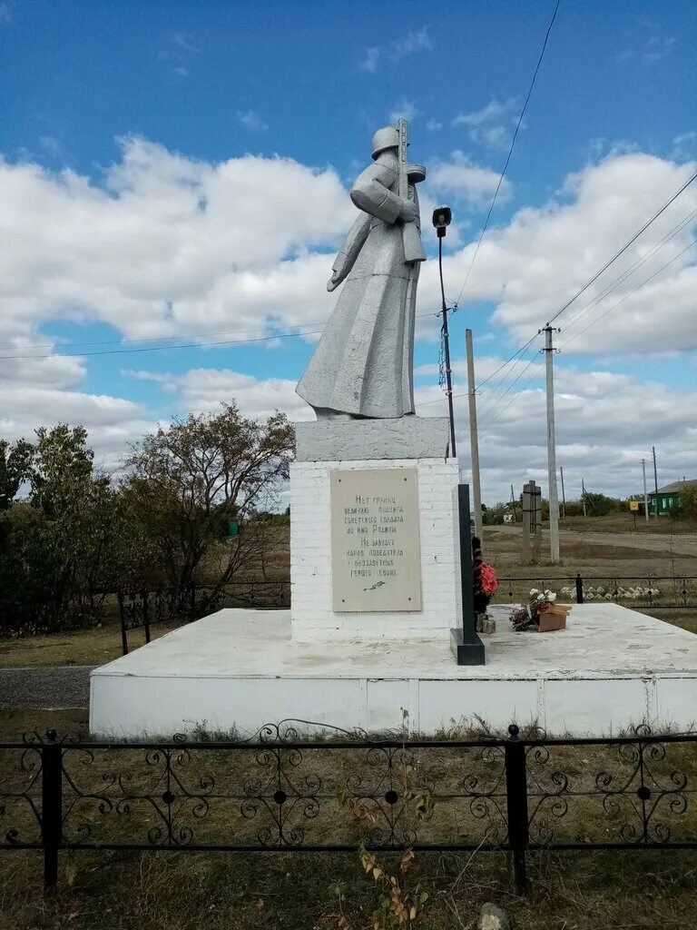 Село Таловка Саратовская область. Таловка Саратовская область Калининский район. Таловка деревня Саратовская область. Красноармейск Саратовской области памятник солдату.