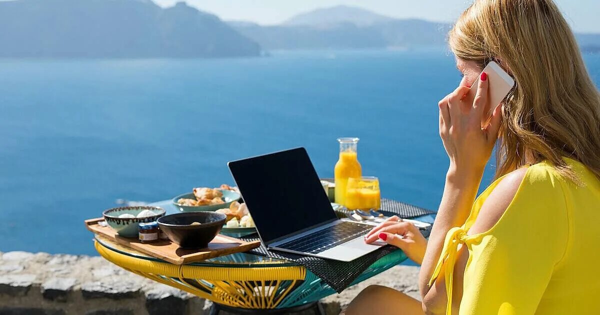 Удаленная работа андроидом. Девушка с ноутбуком на берегу моря. Девушка с ноутбуком на море. Женщина фрилансер. Ноутбук на берегу моря.