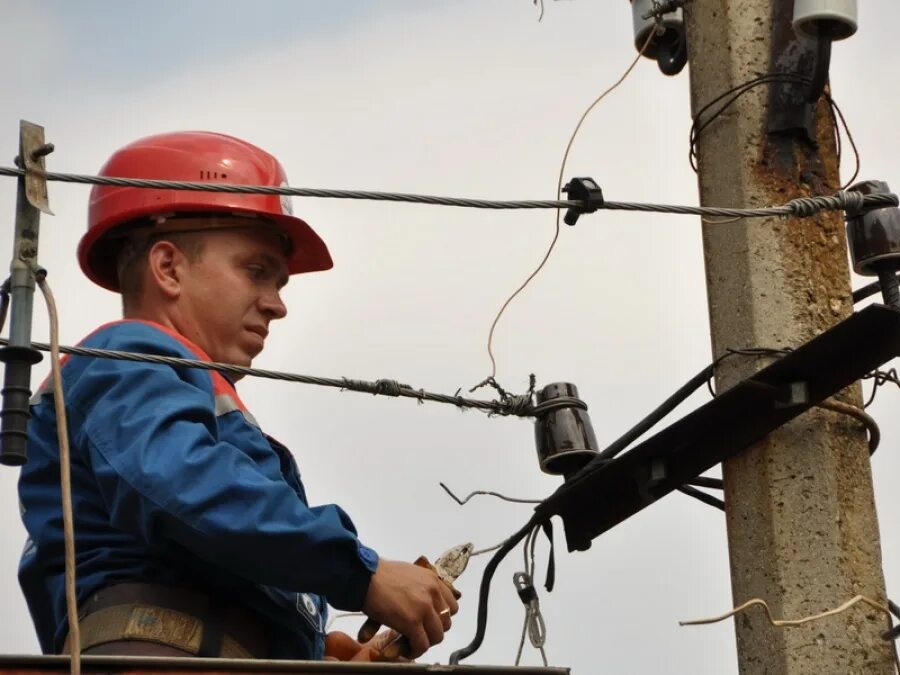 Отключение электроэнергии. Без электросети. Аварийное отключение электроэнергии. Электромонтажник на опоре. Пвприч на электросеиях.