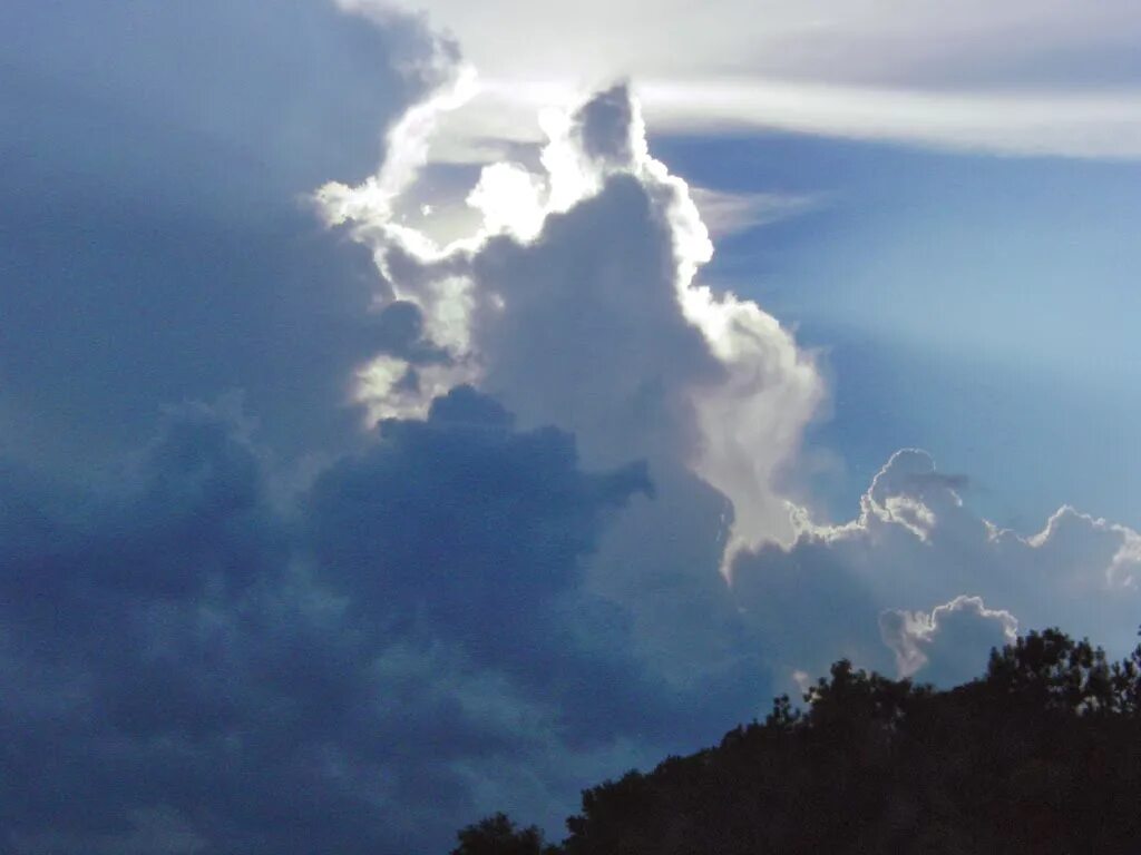 Cloud parts. Образы в облаках. Лик Иисуса в небе. Облака в виде Иисуса. Лик Христа в облаках.