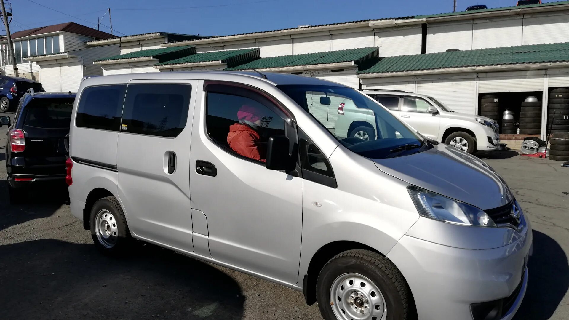 Нв 200 владивосток. Nissan nv200. Ниссан nv200 Грузопассажирский. Ниссан нв 200 левый руль. Ниссан nv200 левый руль.