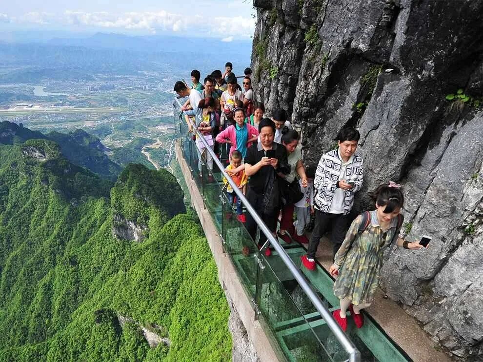 Национальный парк "гора Тяньмэнь", Китай. Стеклянная тропа Тяньмэнь Китай. Гора Тяньмэнь стеклянный мост. Тяньмэнь небесные врата Китай. Доверие китай