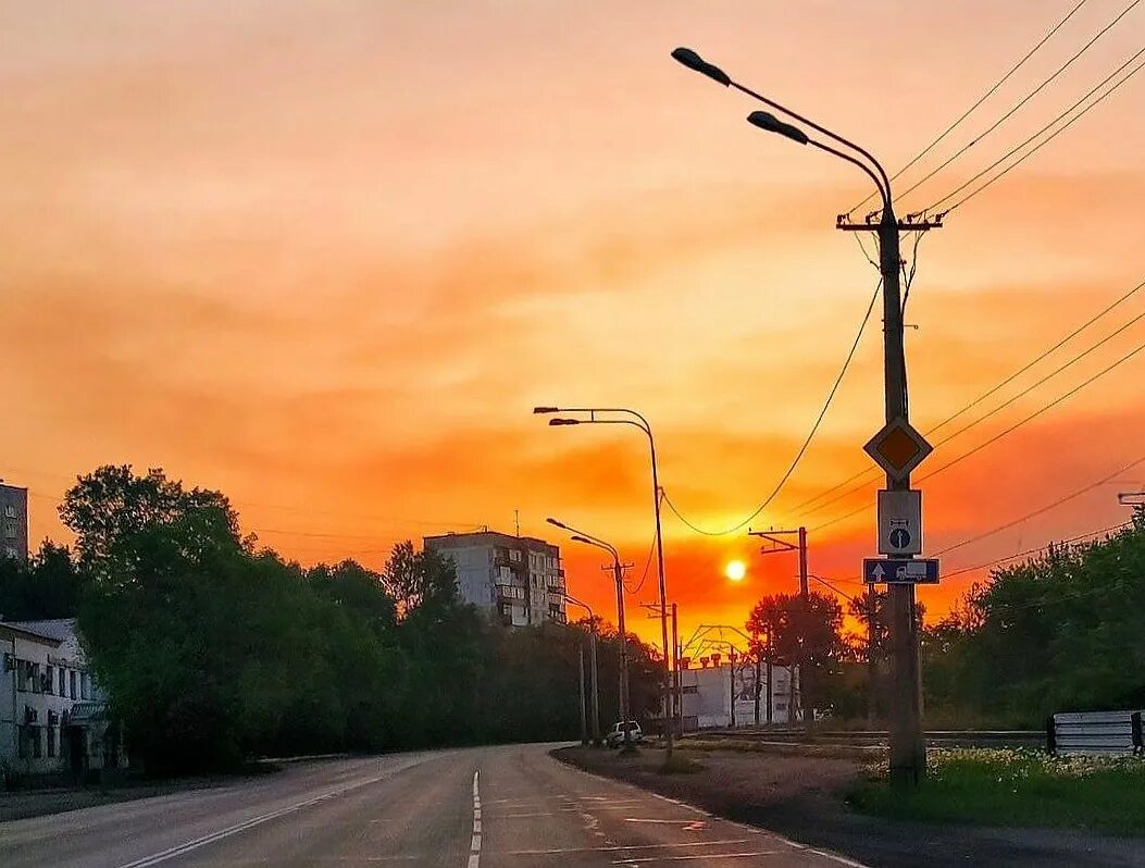 Май и солнце сейчас. Рассвет в России. Кровавый рассвет фото. Красное небо в Иваново. Северная Осетия солнце.