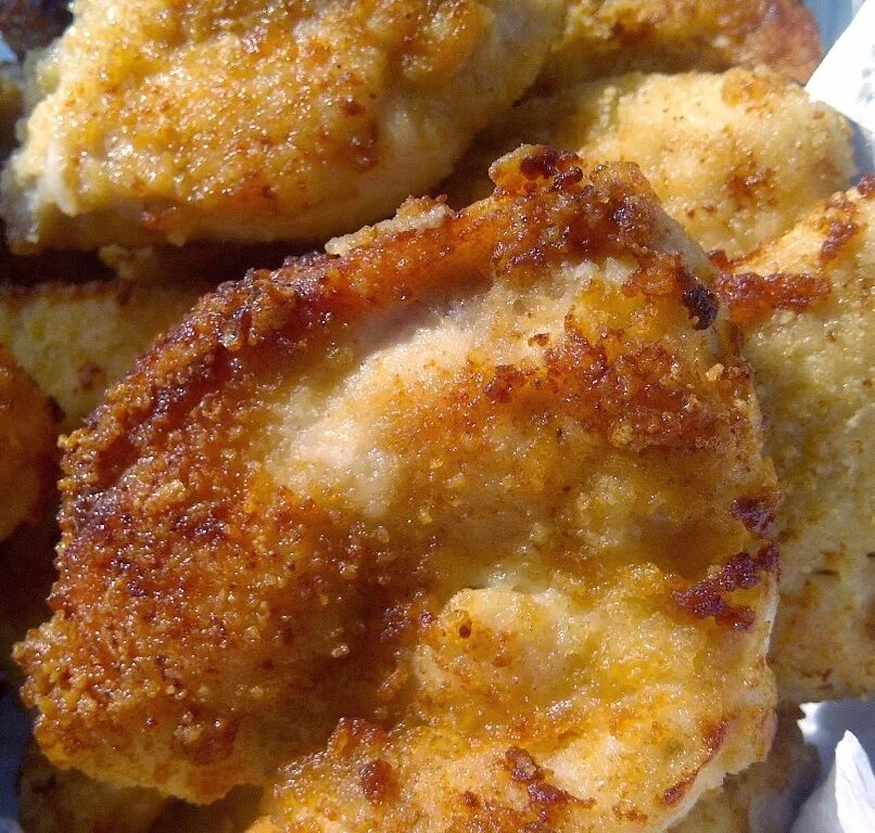 Как готовить в панировочных сухарях. Куриные отбивные в панировке. отбивные в панировочных сухарях. мясо в сухарях. куриное бедро в панировочных сухарях.
