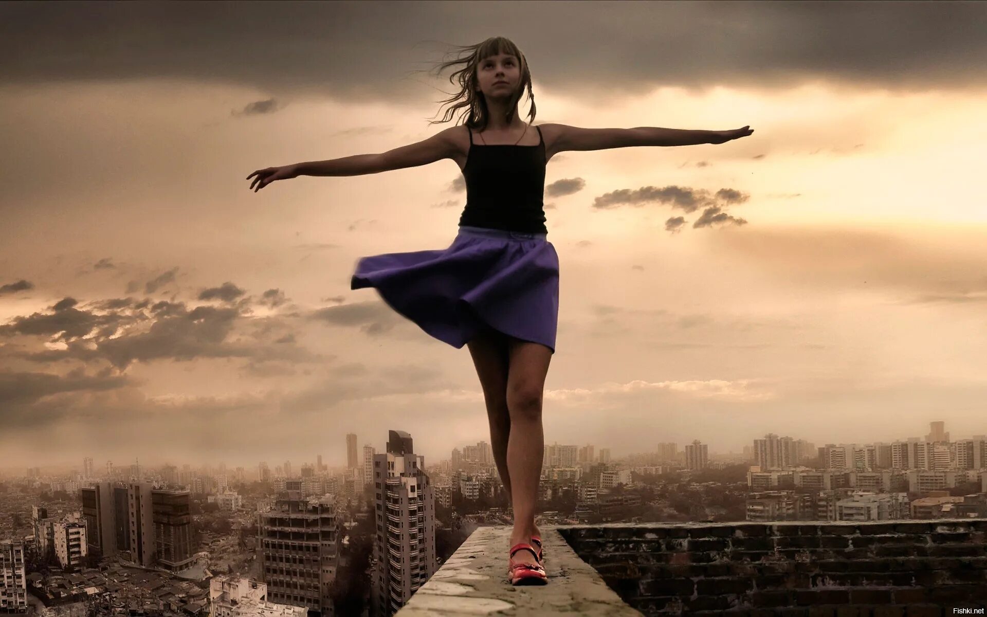 Бросивший вызов небесам. Девушка на крыше. Девушка шагает. Девушка падает. Танцующая девушка.
