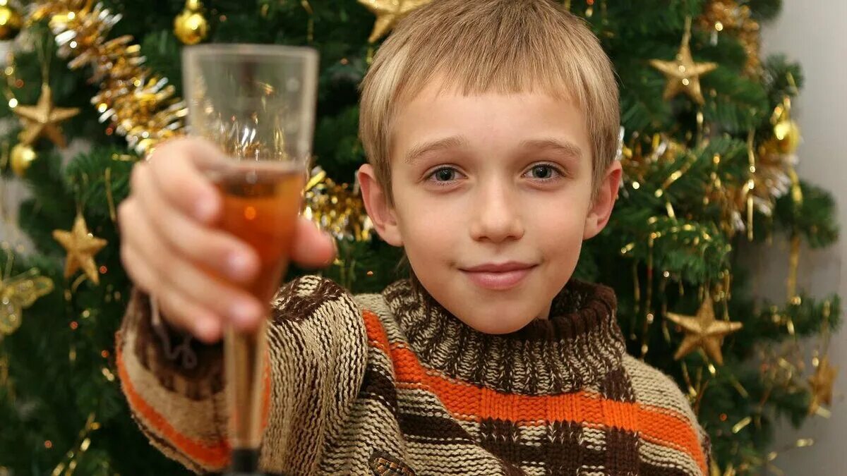 Дети пьют вино. Детское шампанское. Ребенок с шампанским. В новый год в пьют дети. Детское шампанское на новый год.
