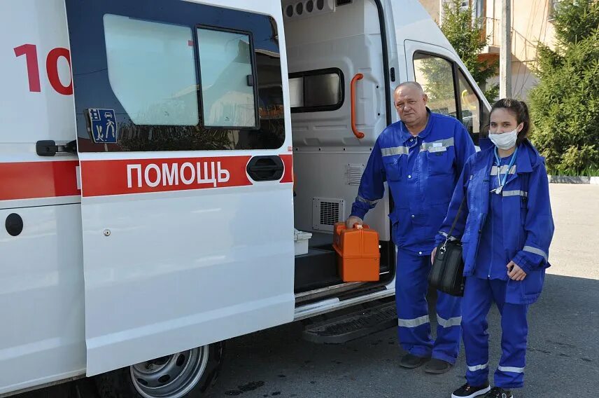 Номер скорой томск. Бригада скорой помощи. Станция скорой медицинской помощи. Работники скорой. Работники скорой помощи.