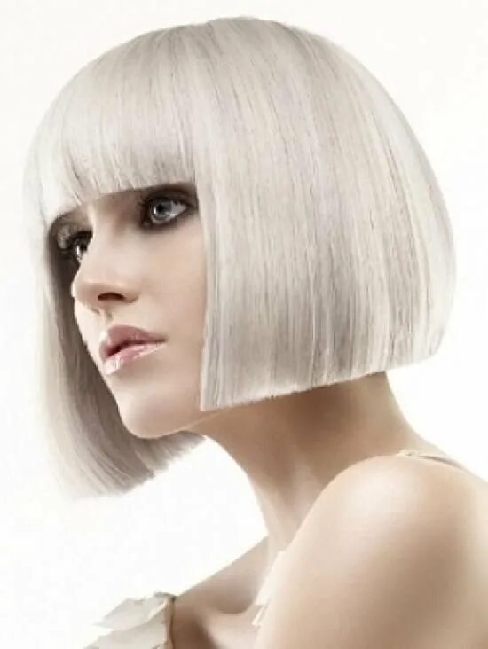 короткое белое каре. короткая стрижка с прямой челкой женская. короткое каре белые волосы. короткое белое каре. стрижки для блондинок с челкой.