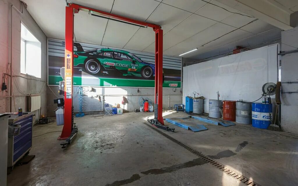 автосервис город красноярск. автосервис движение красноярск рокоссовского. Bmw m5 в автомастерской. The malyarka автосервис. автосервис на калинина красноярск.