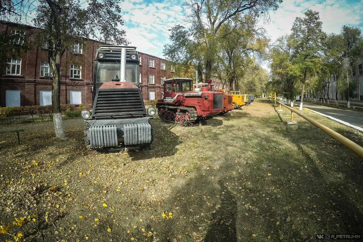 Стз тракторный. Тракторный завод Волгоград в 40. Трактора Волгоградского тракторного. Тракторный завод в Волгограде СССР. Трактора Волгоградского тракторного завода.